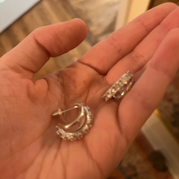 Kendra Scott Earrings - Picture 1 of 3